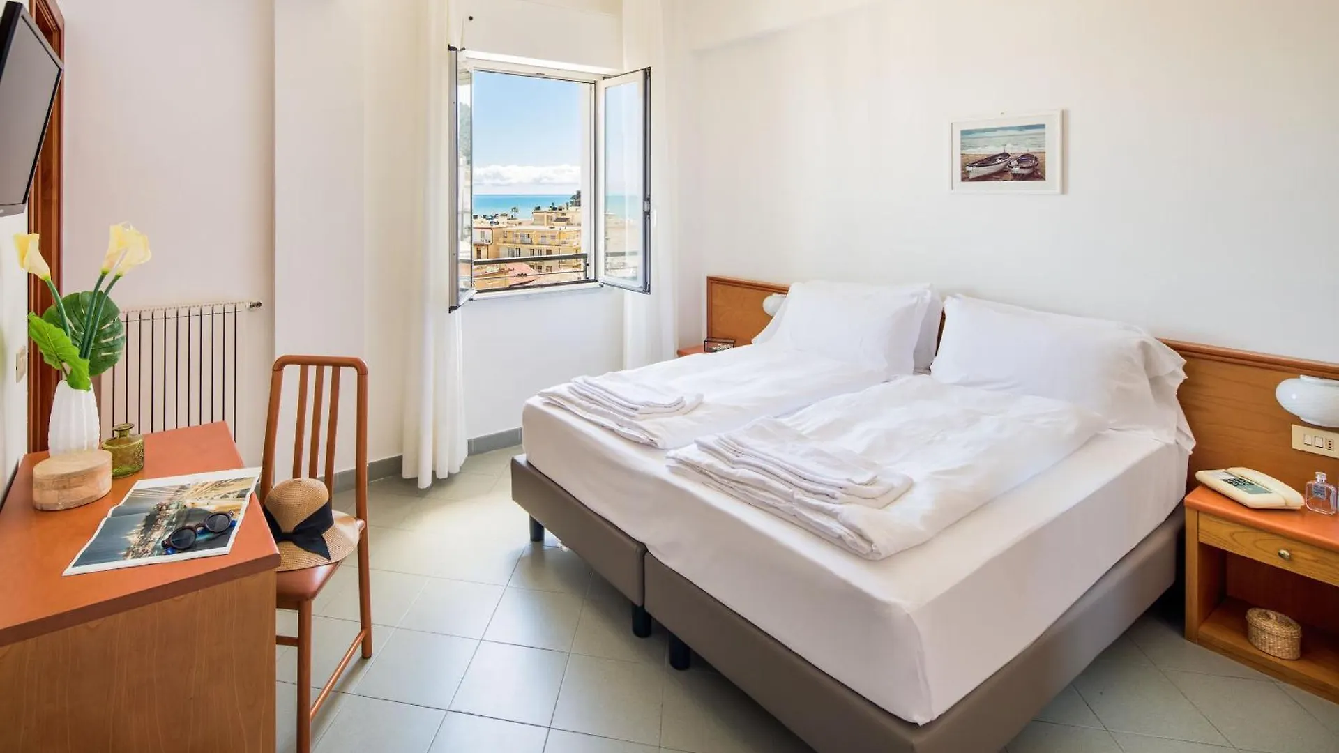 Hotel Tritone Лайгуэлья